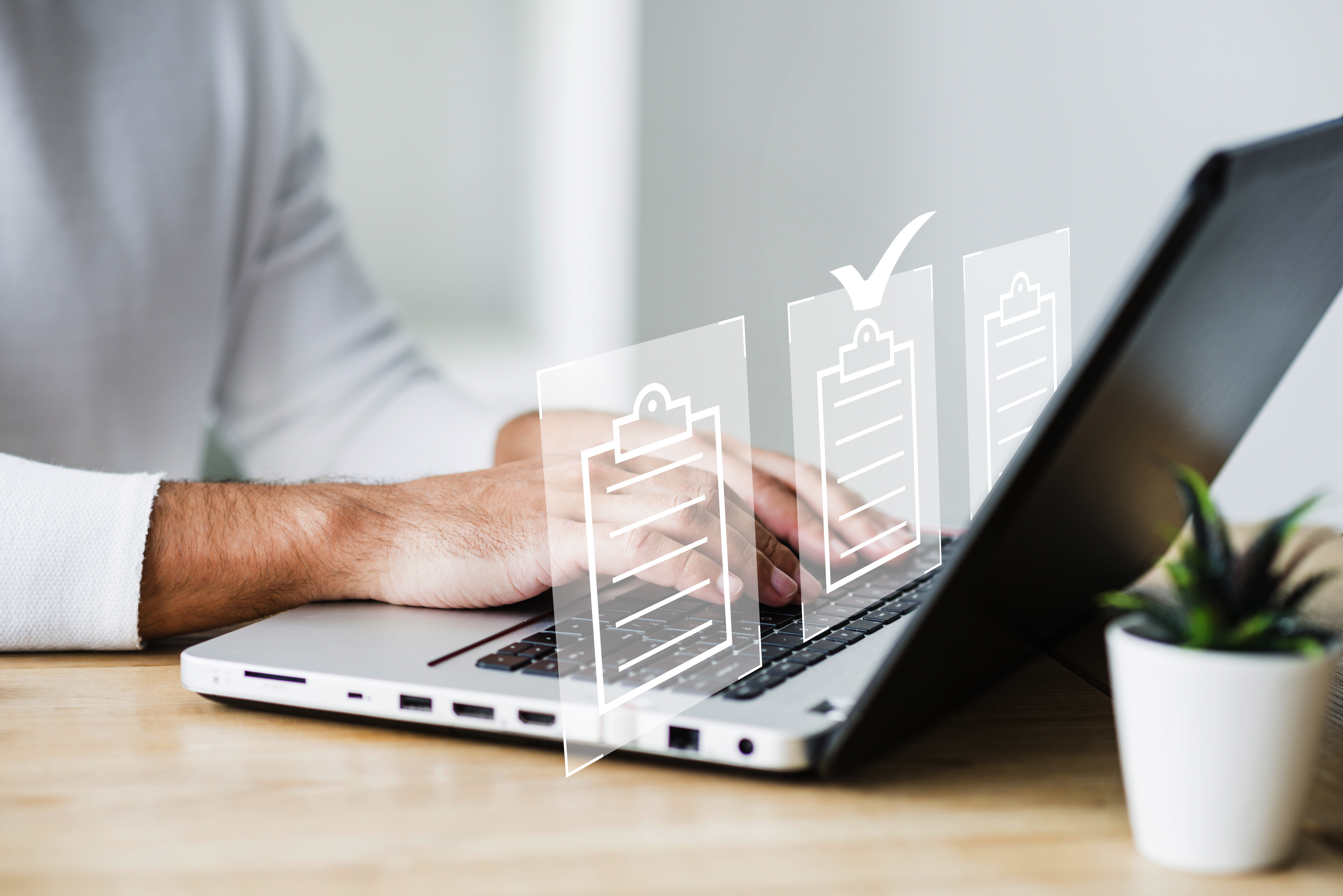 Personas protegiendo su privacidad digital